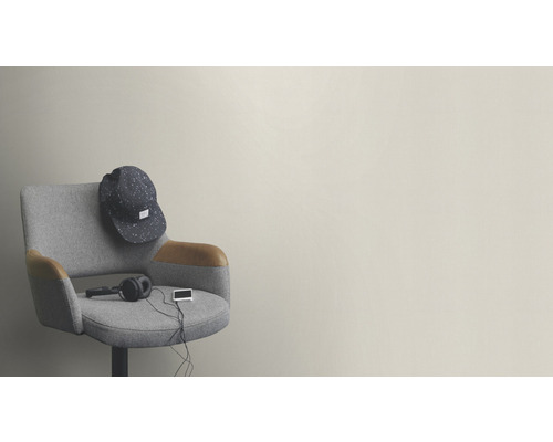 Snurrstol med keps, hörlurar och spelare