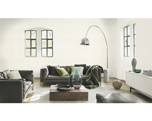 Vardagsrum med soffor, soffbord, golvlampa och mönstrad tapet för en stilfull atmosfär.