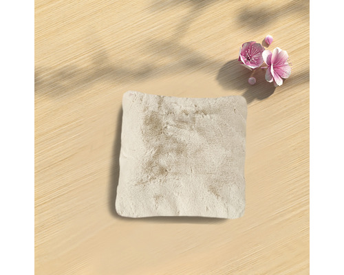 Fyrkantig pälskudde på ljus bakgrund