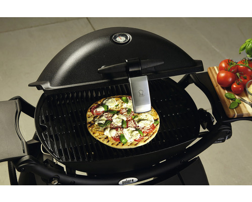 Weber grill med pizza och termometer