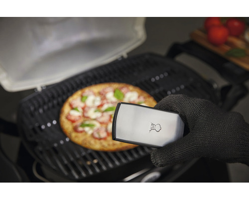 Pizza på grill med pizzavändare