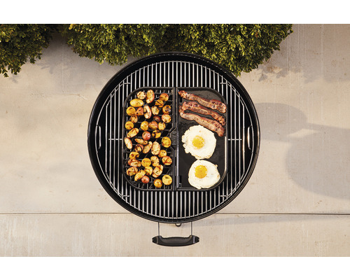 Grill med stekt potatis, bacon och stekt ägg på grillplatta