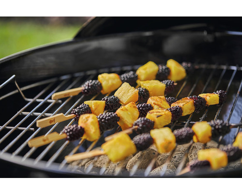 Fruktspett med ananas och björnbär på en kolgrill
