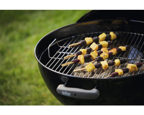 Klotgrill med fruktspett på grillgallret