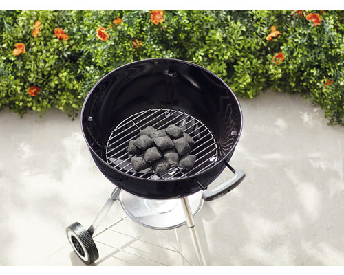 Klotgrill med grillkol på grillgallret