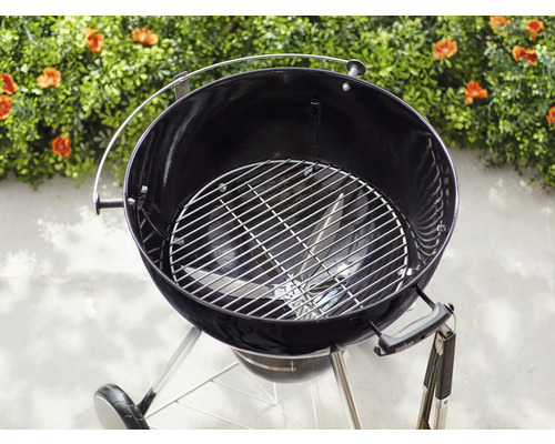 Klotgrill med grillgaller utomhus