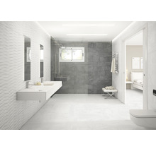 Modernt badrum med handfat, speglar, dusch och toalett