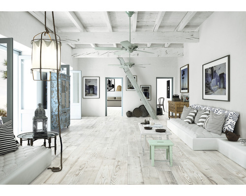 Ljust vardagsrum med trägolv, soffa, bord och dekoration