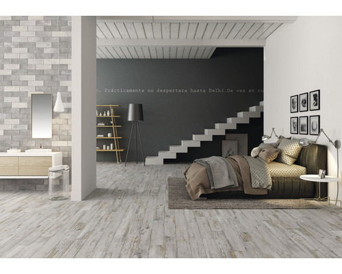 Ljust rum med trägolv, badrum och sovrum med trappa