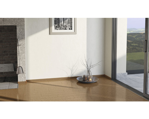 Ljust rum med laminatgolv, öppen spis, dekoration och skjutdörr