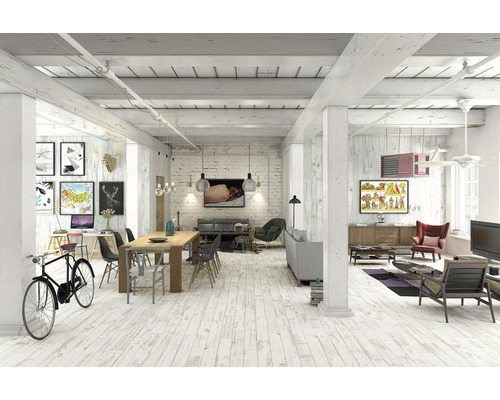 Ljust vardagsrum med trägolv, matbord, arbetsplats och sittgrupp