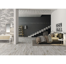 Ljust vardagsrum med trägolv, badrumsdel, sovdel med trappa och dekorationer