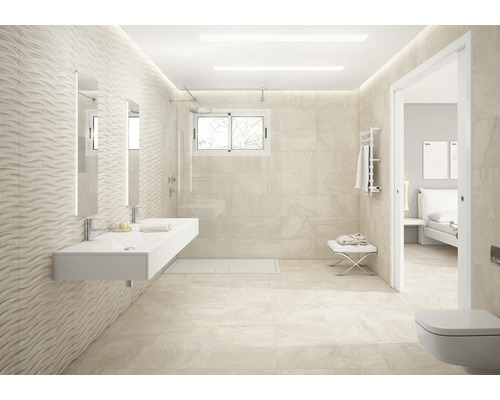 Ljust badrum med handfat, dusch och kakel