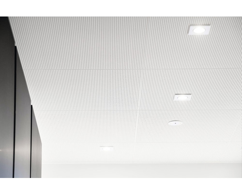 Tak med akustikpaneler och infällda LED-spotlights