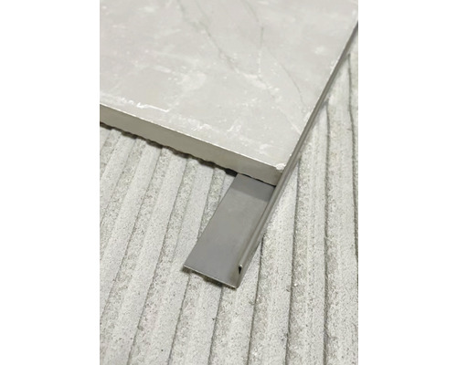 Kakelprofil av metall bredvid kakel