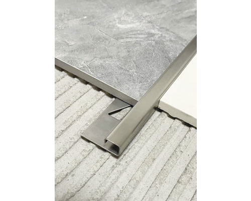 Kakelprofil i metall mellan två kakelplattor