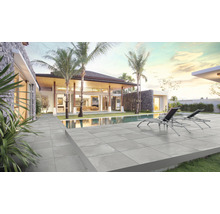 Uteplats med modernt hus, pool och terrassplattor