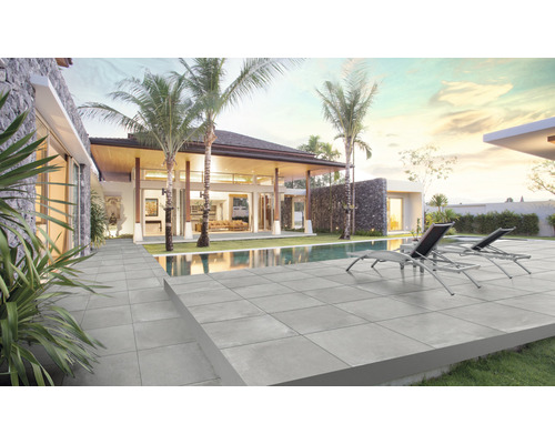 Uteplats med modernt hus, pool och terrassplattor
