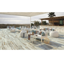 Uteplats med sittmöbler och trägolv