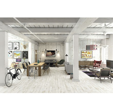 Ljust vardagsrum med takbjälkar i trä, matbord, sittgrupp och arbetsplats.