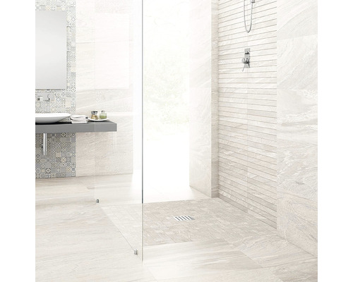 Badrum med dusch, tvättställ och kakel