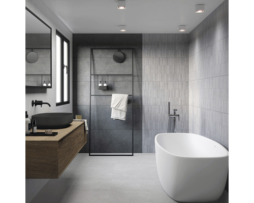 Modernt badrum med fristående badkar, tvättställ och handdukshållare