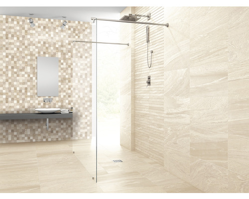 Badrum med dusch, handfat och kakel