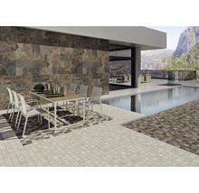 Terrass med vägg- och golvplattor, bord och stolar