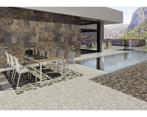 Terrass med vägg- och golvplattor, bord och stolar