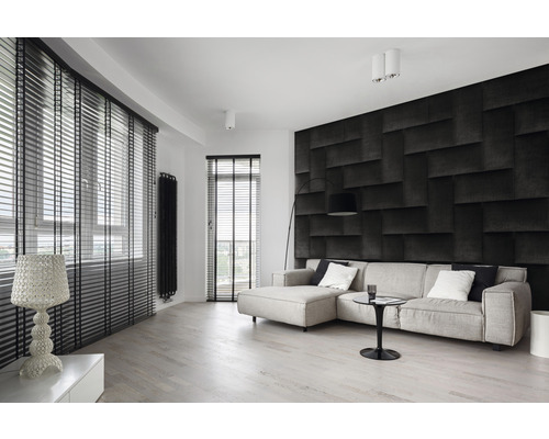 Modernt vardagsrum med soffa, jalusifönster och akustikpaneler