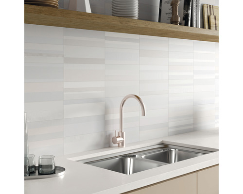 Diskho med blandare och horisontellt randiga väggplattor