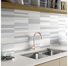 Köksscen med diskho, kran och väggplattor med randigt mönster