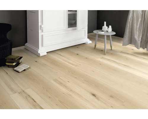 Ljust trälaminat lagt i ett rum