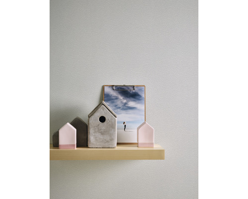 Dekorativa hus och en bild på en trähylla