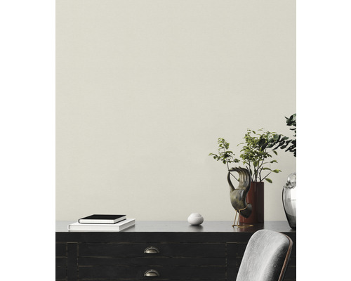 Interiör med byrå, dekoration och stol.