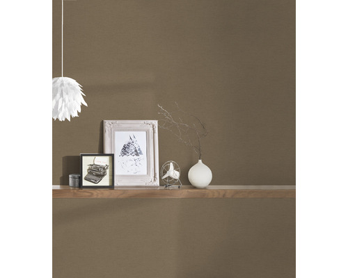 Dekorativ tapet i vardagsrum med hylla och dekoration