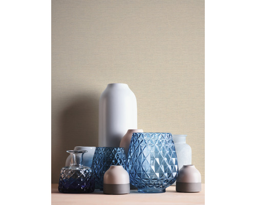 Arrangemang av vaser i olika former och material