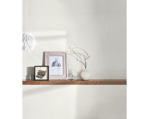 Vardagsrum med vägghylla och dekoration