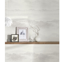 Väggdekoration med tapet och dekoration på en hylla