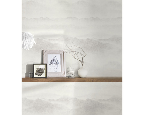 Väggdekoration med tapet och dekoration på en hylla