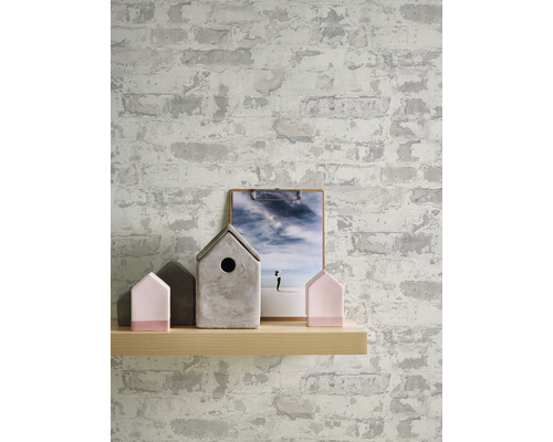 Väggdekoration med tapet i tegelstenslook, trähylla, dekorativa hus och bild