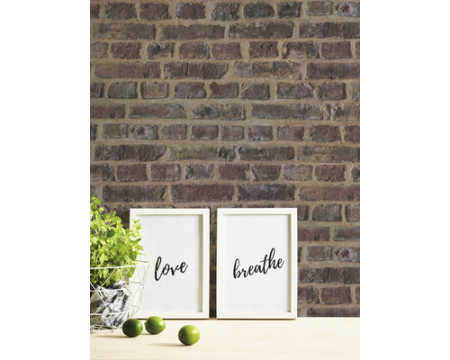 Tegelvägg med dekoration, inklusive bilder med texten Love and Breathe