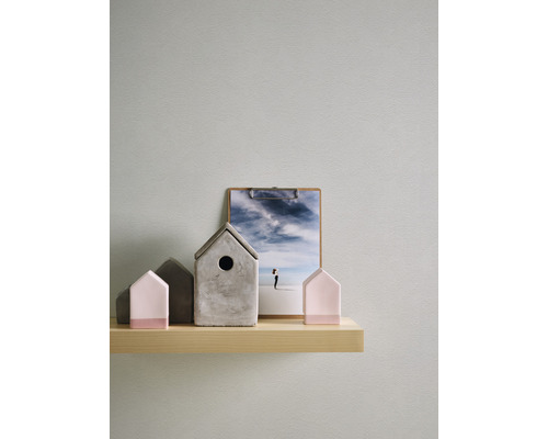 Dekorativa hus och ett fotografi på en hylla.