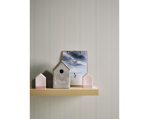 Dekorativa hus och en Urklipp med en bild på en hylla.