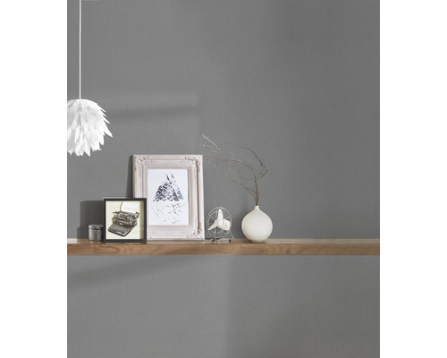 Dekorativt rum med vägghylla, bilder, fläkt och papperslampa