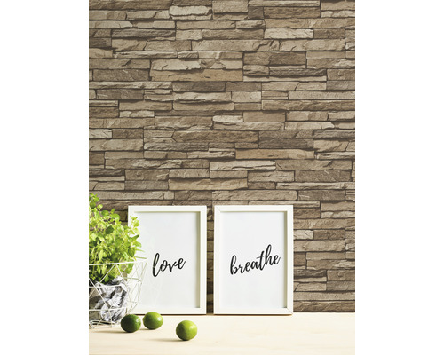 Väggdekoration med tapet i stenlook, inramade texter och dekoration
