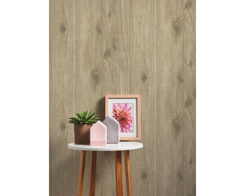 Närbild av laminat med trästruktur bakom ett bord med dekoration