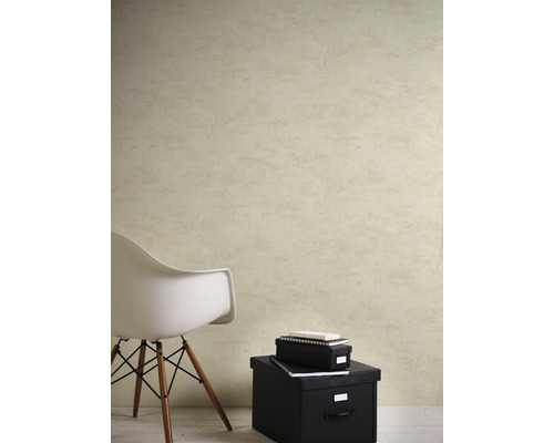 Interiörscen med en strukturerad tapet, en vit stol och svarta förvaringsboxar