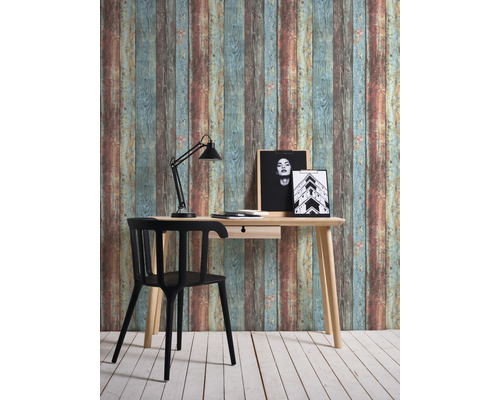 Kontorsscen med skrivbord, stol, lampa och tapet med träpanel