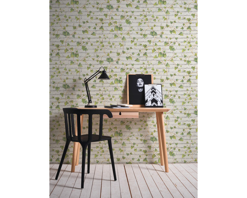Rum med skrivbord, stol, lampa och tapet med tegel- och murgrönamotiv